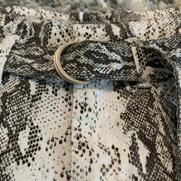 Akira Women’s Snake Print Belted Long Pants Size 5 - Picture 6 of 16